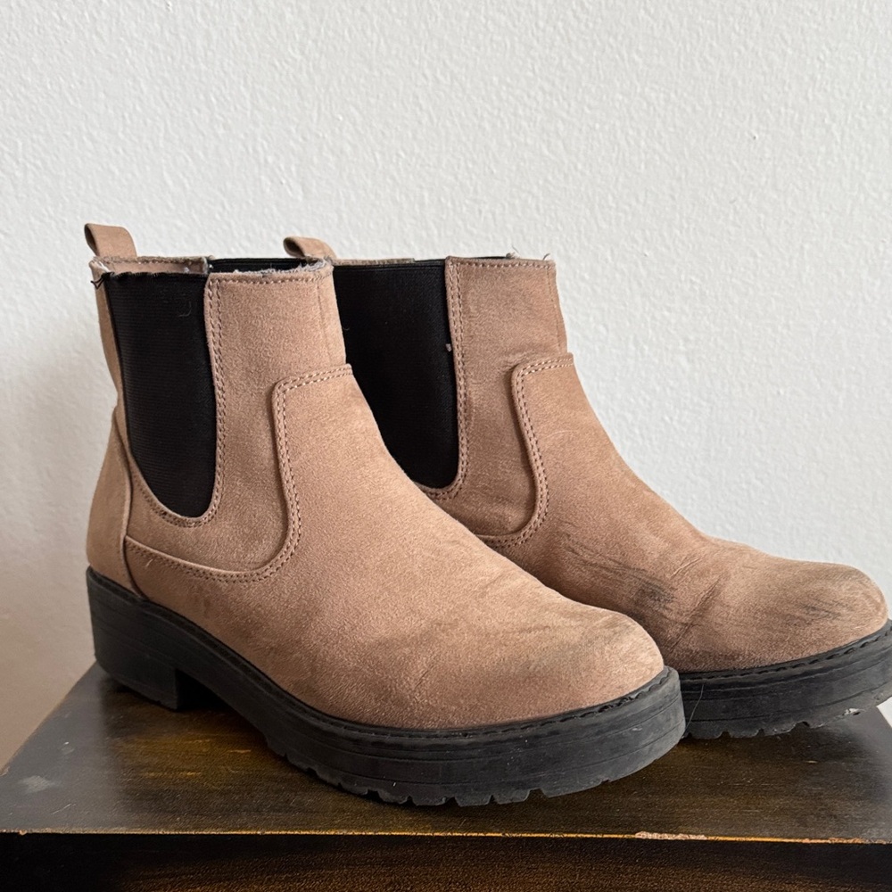 Women's Tan Chelsea Boots